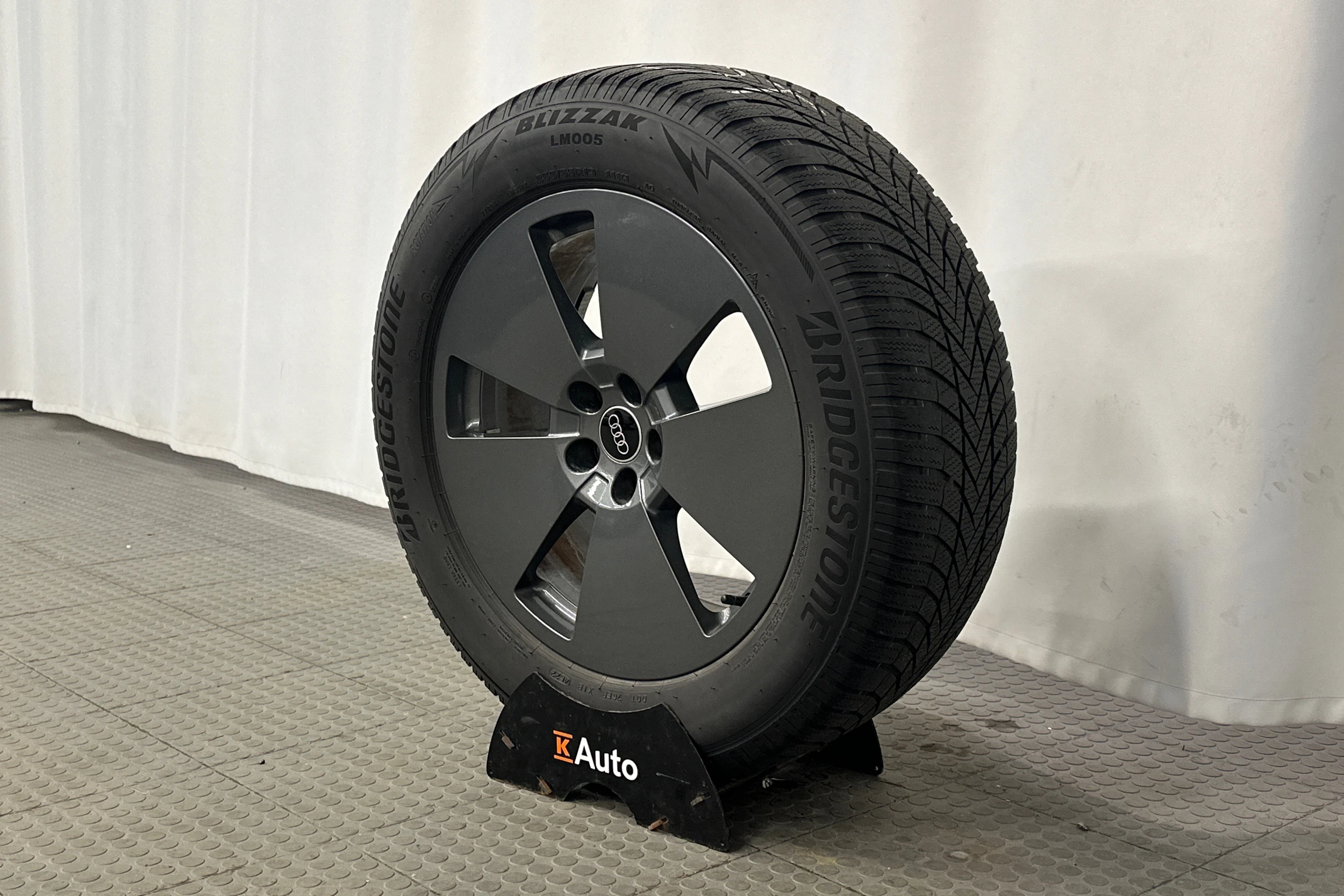 valkoinen Audi Q8 e-tron 2024 kuva 10.