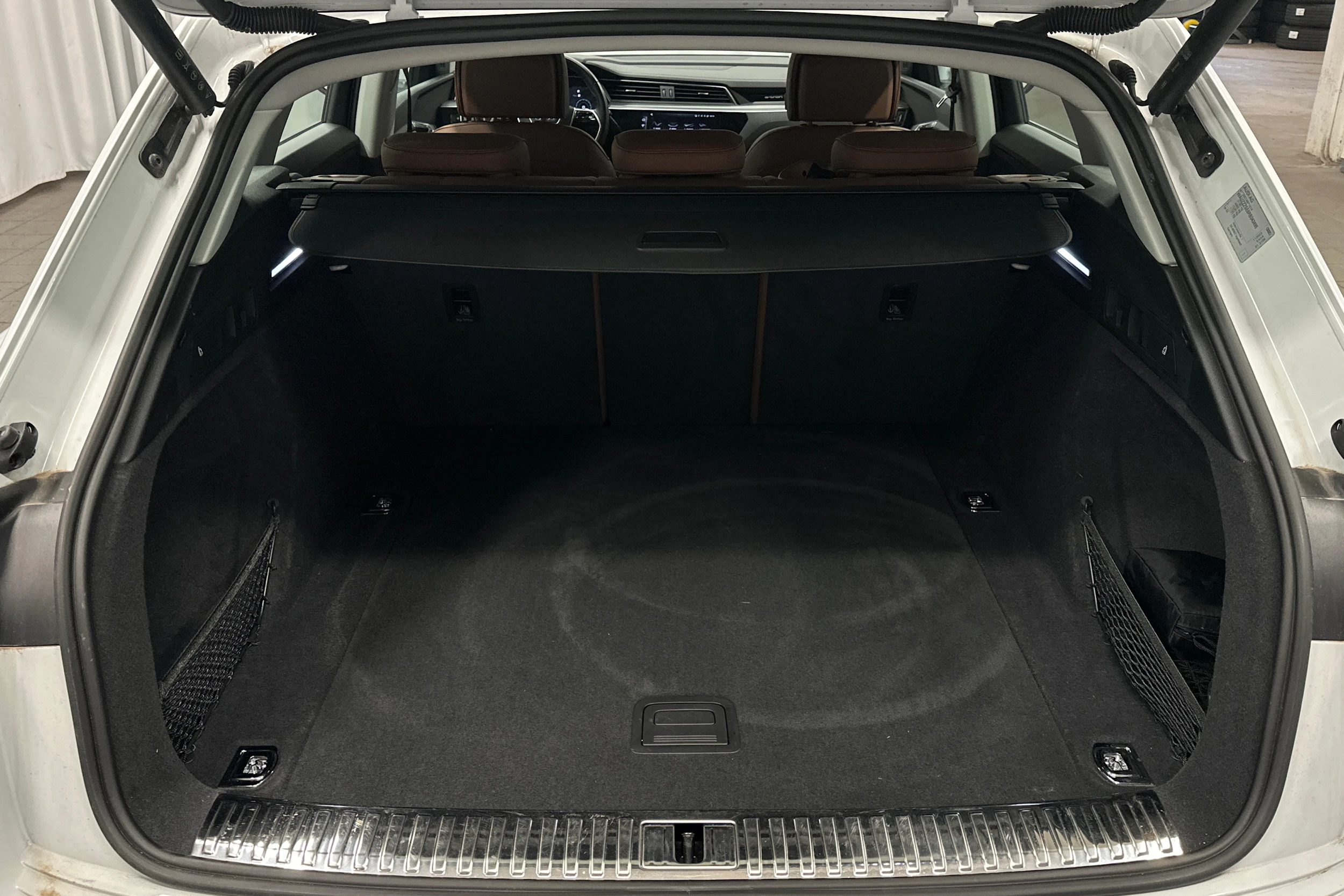 valkoinen Audi Q8 e-tron 2024 kuva 11.