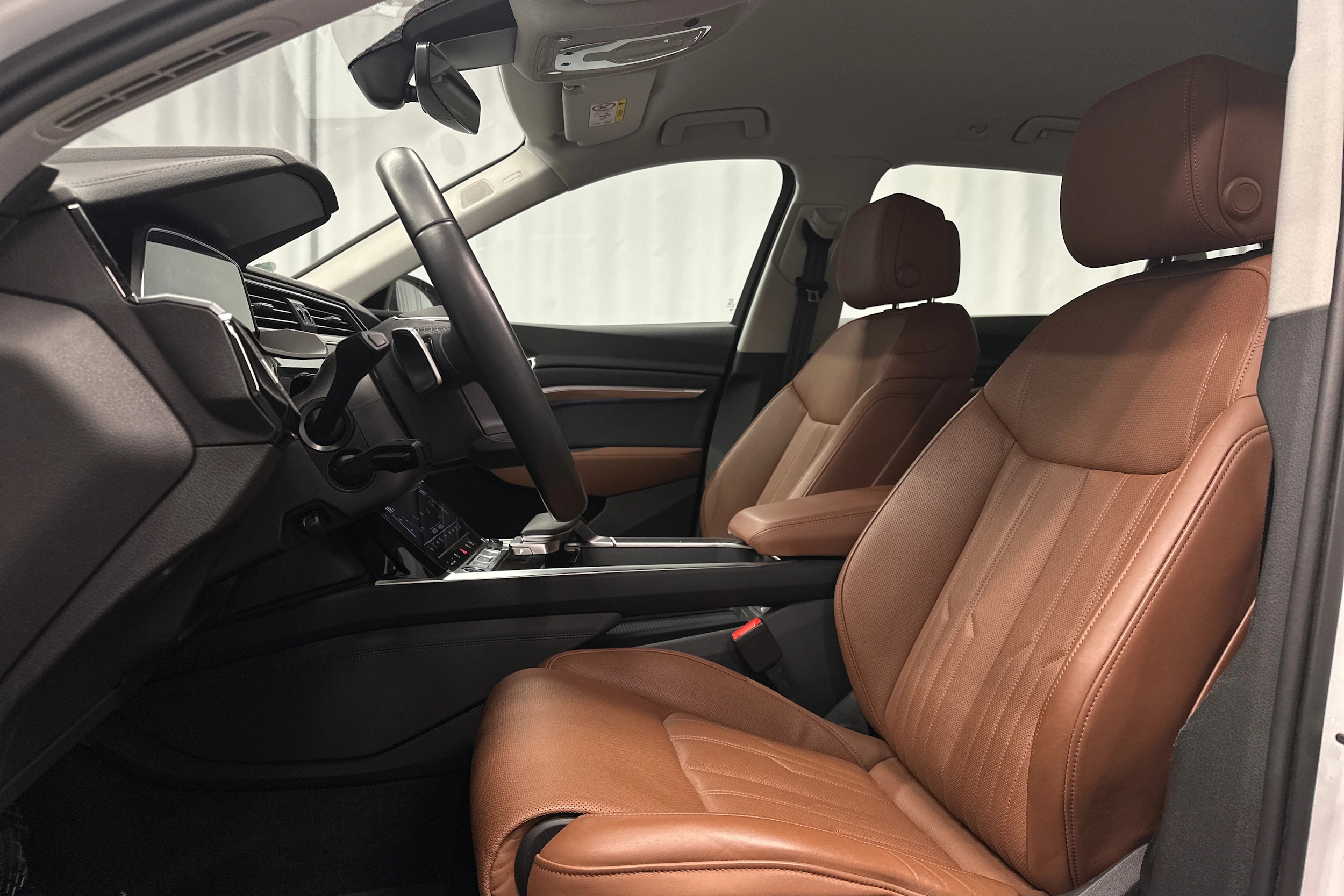 valkoinen Audi Q8 e-tron 2024 kuva 13.