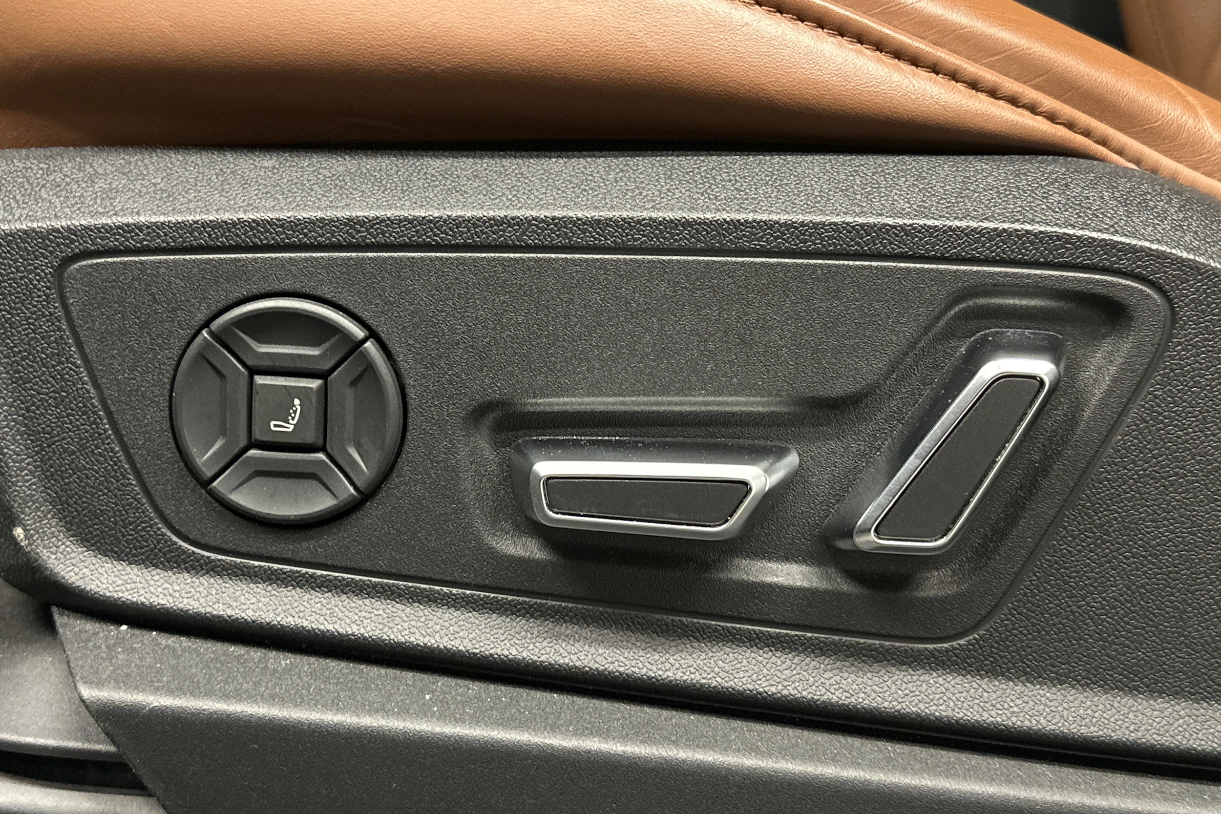 valkoinen Audi Q8 e-tron 2024 kuva 14.