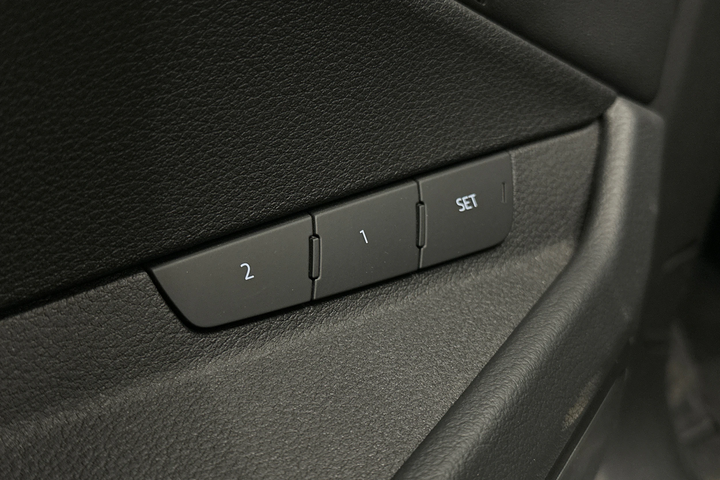 valkoinen Audi Q8 e-tron 2024 kuva 15.