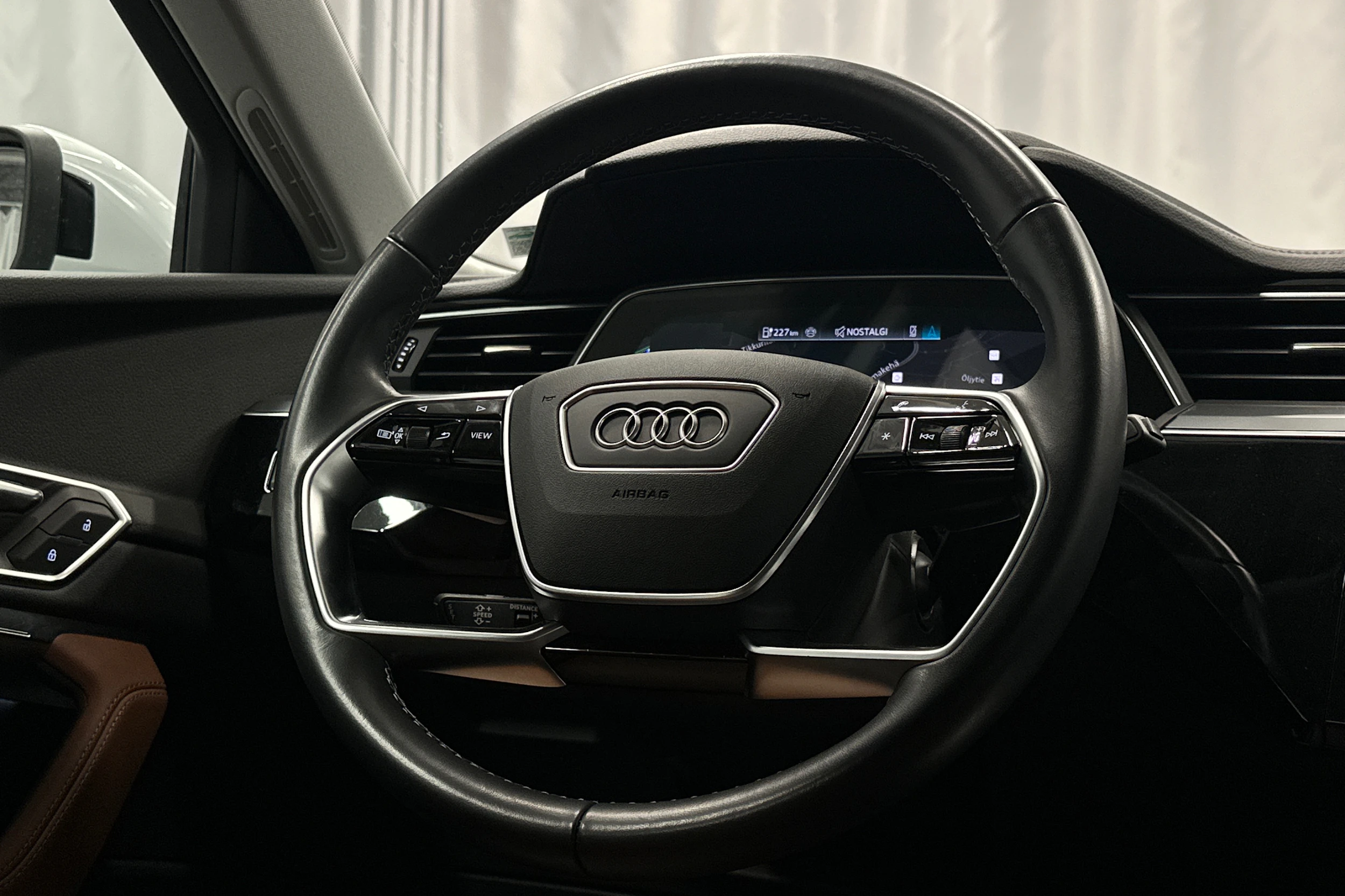 valkoinen Audi Q8 e-tron 2024 kuva 16.