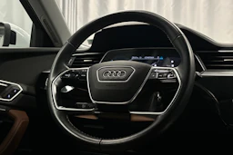 valkoinen Audi Q8 e-tron 2024 kuva 16.