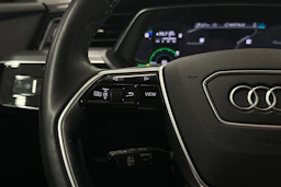 valkoinen Audi Q8 e-tron 2024 kuva 17.