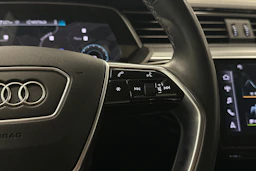 valkoinen Audi Q8 e-tron 2024 kuva 18.