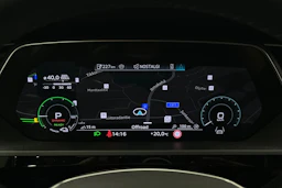 valkoinen Audi Q8 e-tron 2024 kuva 20.