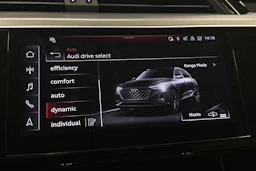 valkoinen Audi Q8 e-tron 2024 kuva 24.