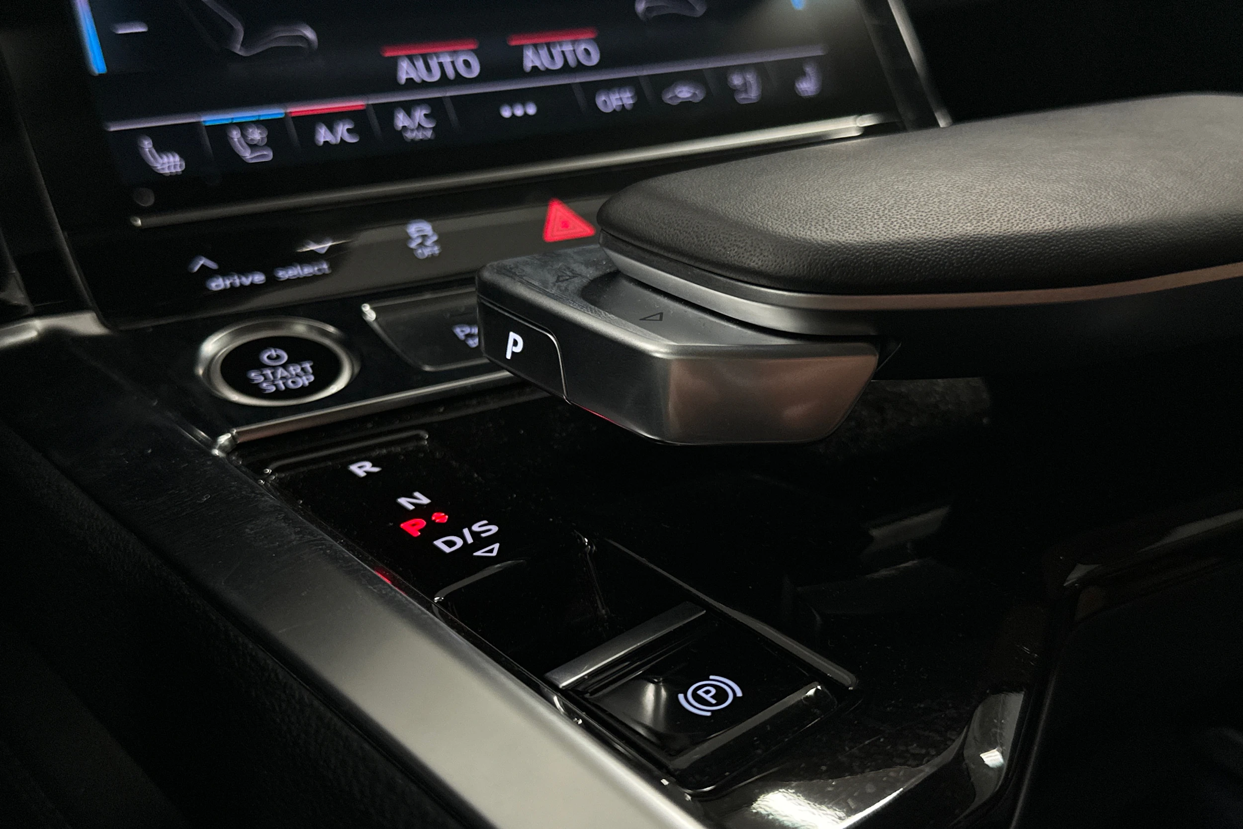 valkoinen Audi Q8 e-tron 2024 kuva 32.