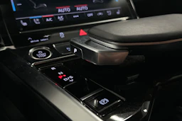 valkoinen Audi Q8 e-tron 2024 kuva 32.
