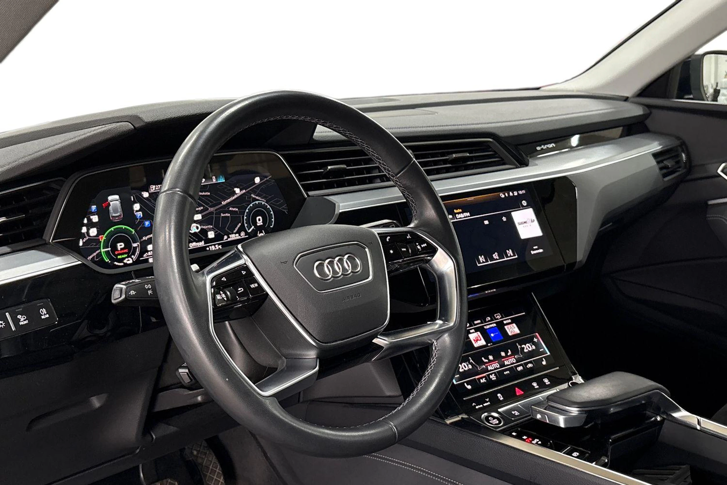 Musta Audi Q8 e-tron 2024 kuva 6.