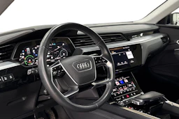 Musta Audi Q8 e-tron 2024 kuva 6.