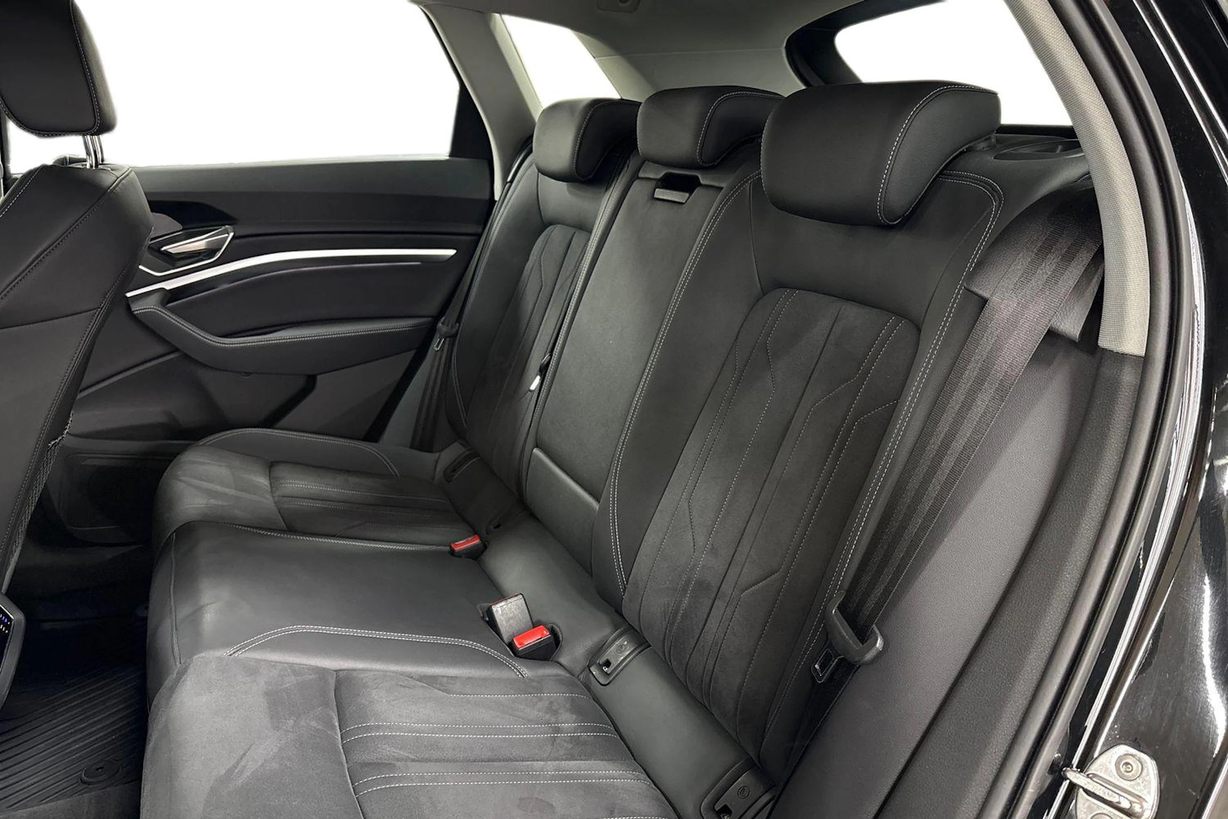 Musta Audi Q8 e-tron 2024 kuva 8.