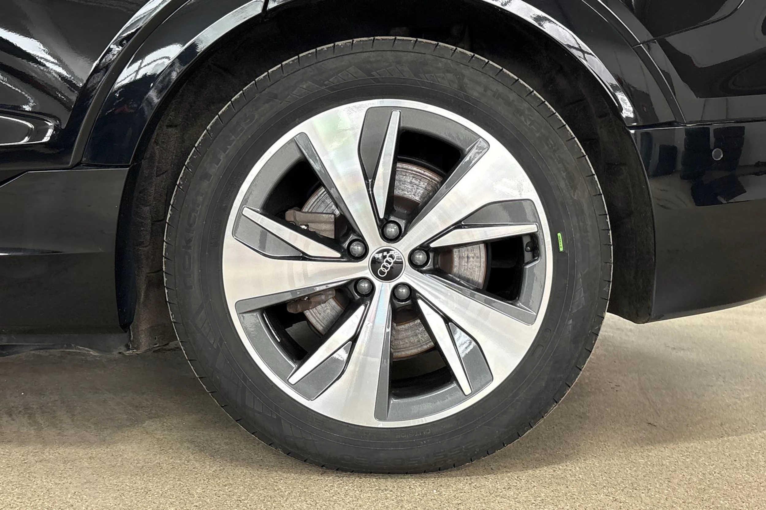 Musta Audi Q8 e-tron 2024 kuva 10.