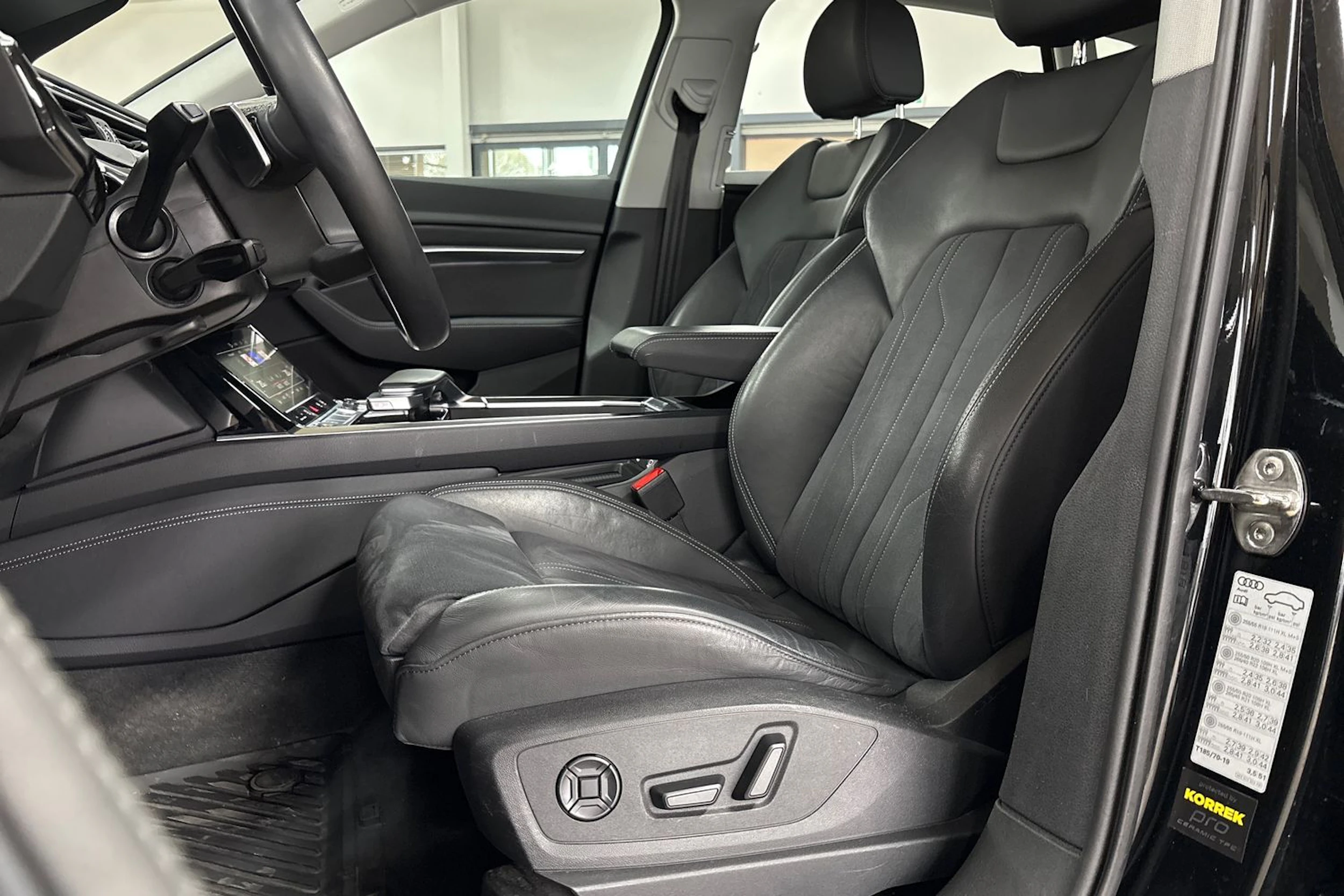 Musta Audi Q8 e-tron 2024 kuva 11.