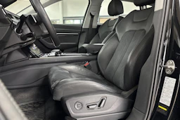 Musta Audi Q8 e-tron 2024 kuva 11.