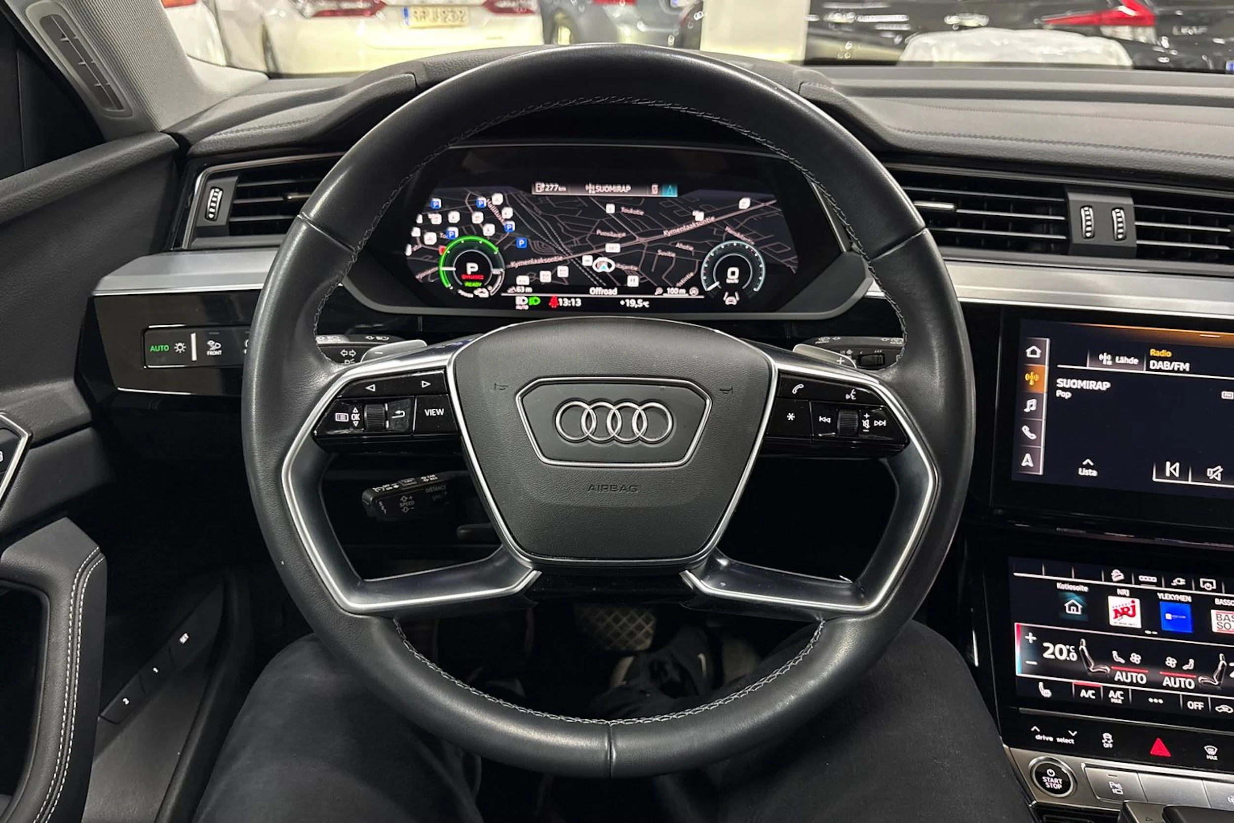 Musta Audi Q8 e-tron 2024 kuva 12.