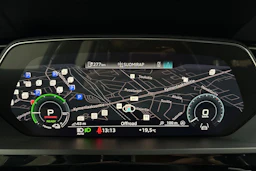 Musta Audi Q8 e-tron 2024 kuva 13.