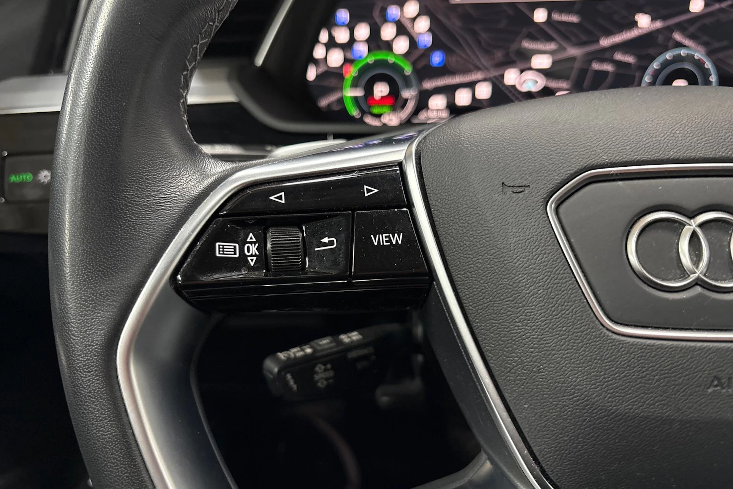 Musta Audi Q8 e-tron 2024 kuva 14.