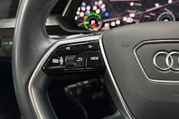 Musta Audi Q8 e-tron 2024 kuva 14.