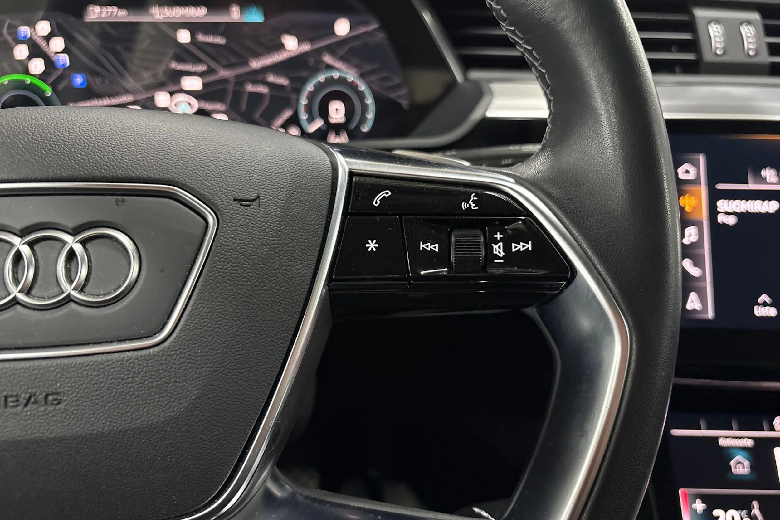 Musta Audi Q8 e-tron 2024 kuva 15.