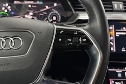 Musta Audi Q8 e-tron 2024 kuva 15.