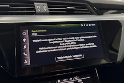 Musta Audi Q8 e-tron 2024 kuva 16.