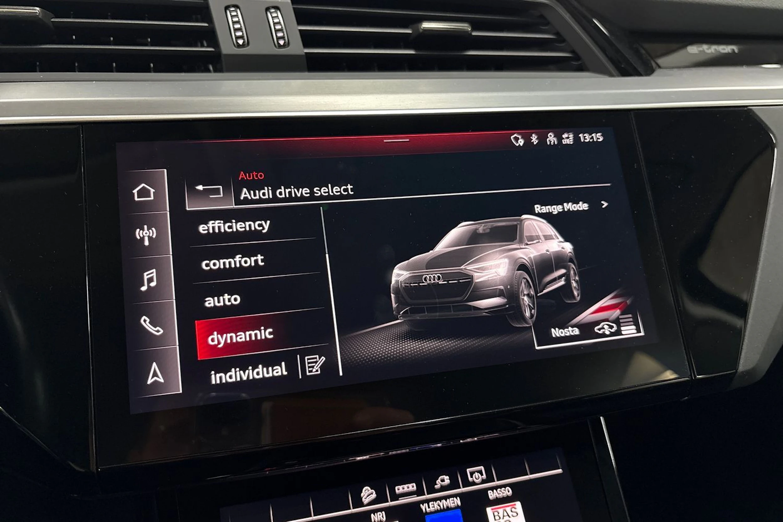 Musta Audi Q8 e-tron 2024 kuva 17.