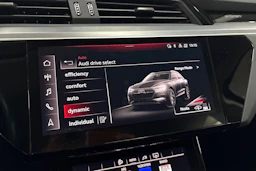 Musta Audi Q8 e-tron 2024 kuva 17.