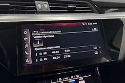 Musta Audi Q8 e-tron 2024 kuva 18.