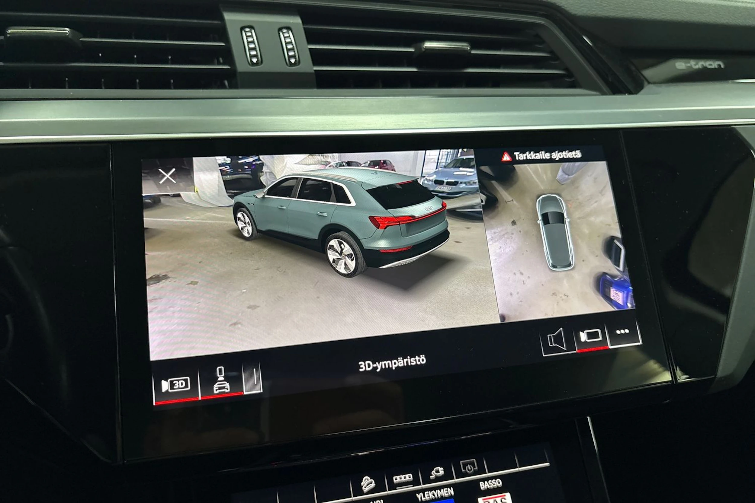 Musta Audi Q8 e-tron 2024 kuva 19.