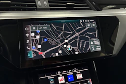 Musta Audi Q8 e-tron 2024 kuva 20.