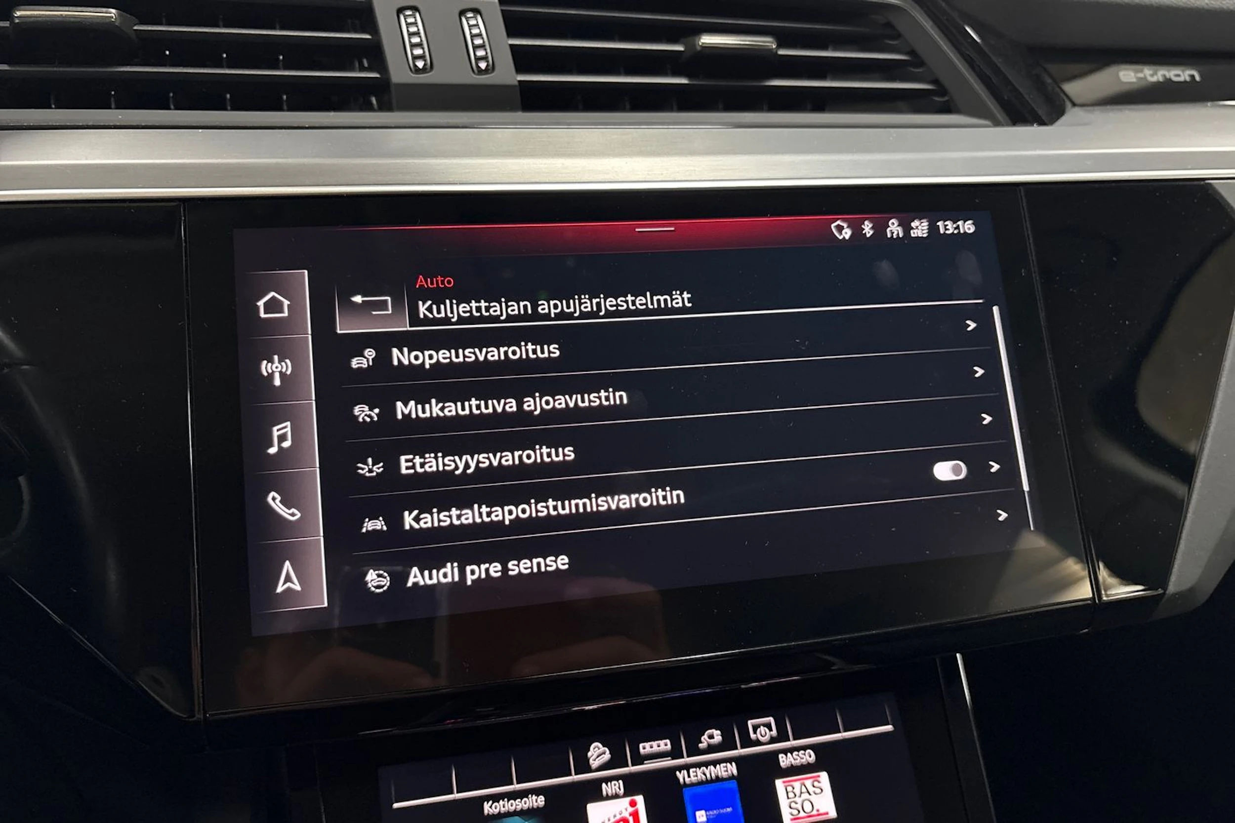 Musta Audi Q8 e-tron 2024 kuva 21.