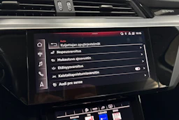 Musta Audi Q8 e-tron 2024 kuva 21.