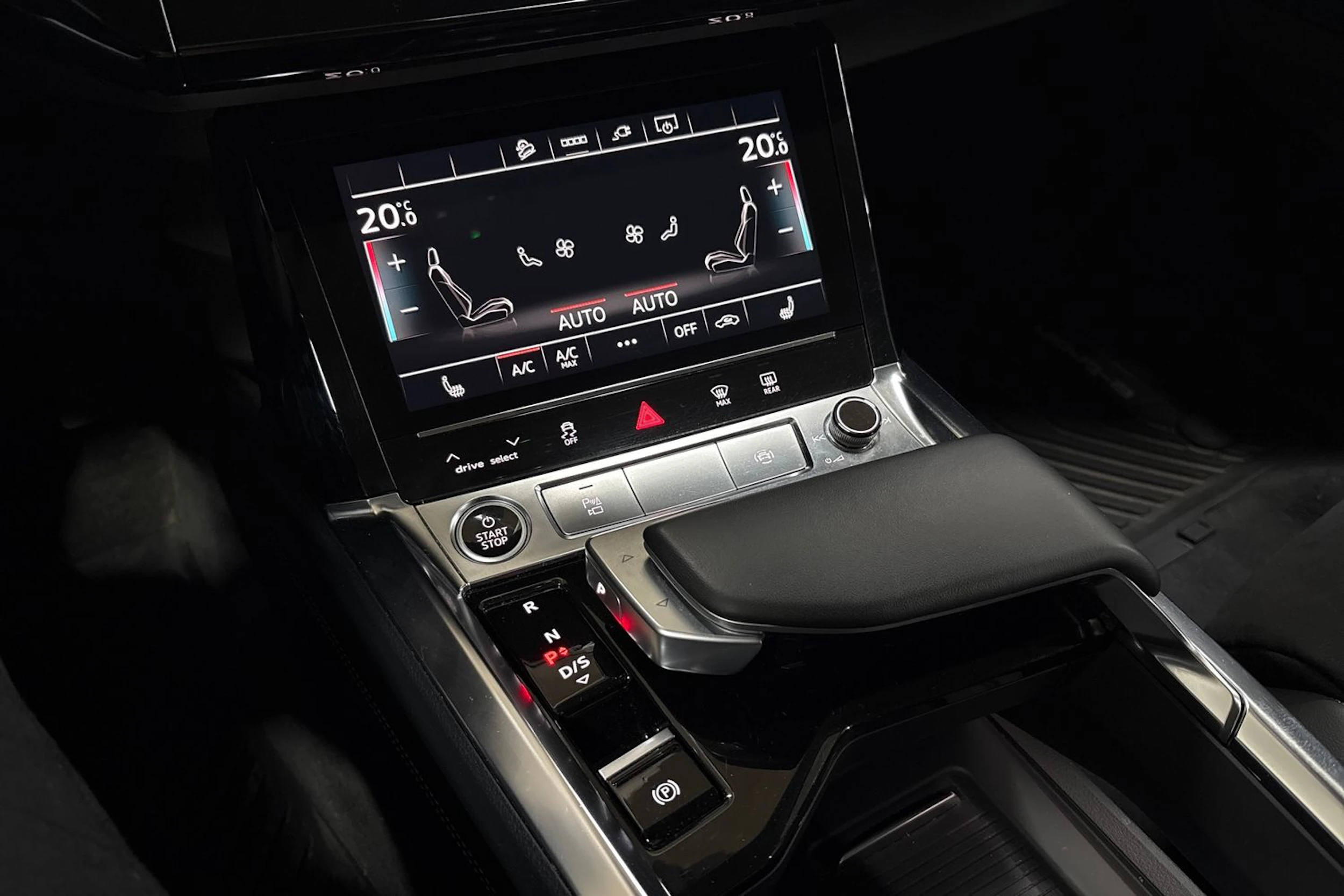 Musta Audi Q8 e-tron 2024 kuva 22.