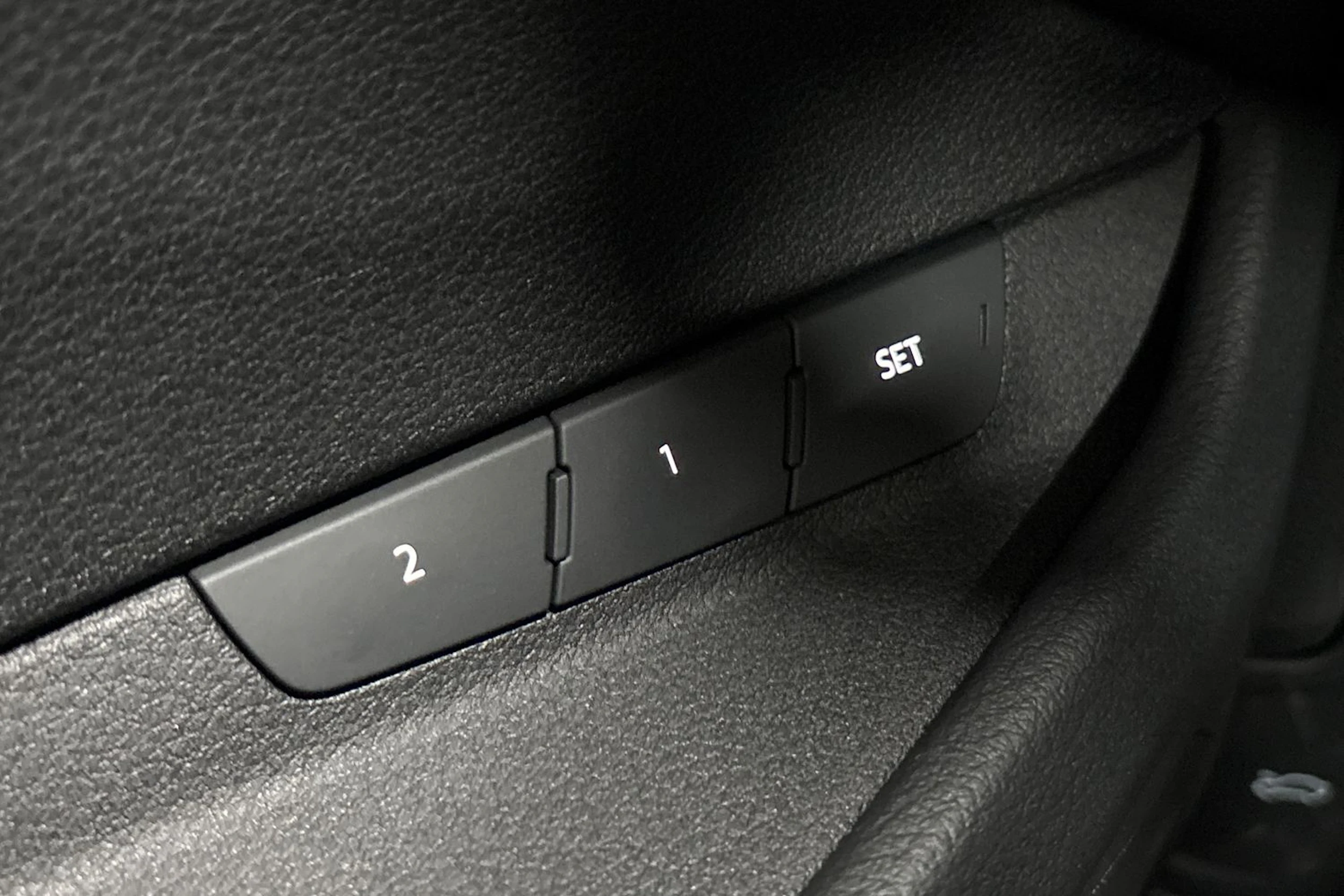 Musta Audi Q8 e-tron 2024 kuva 23.