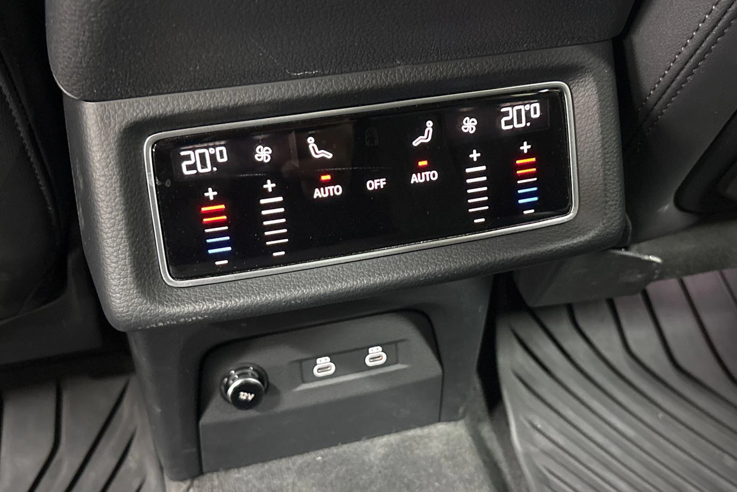 Musta Audi Q8 e-tron 2024 kuva 26.