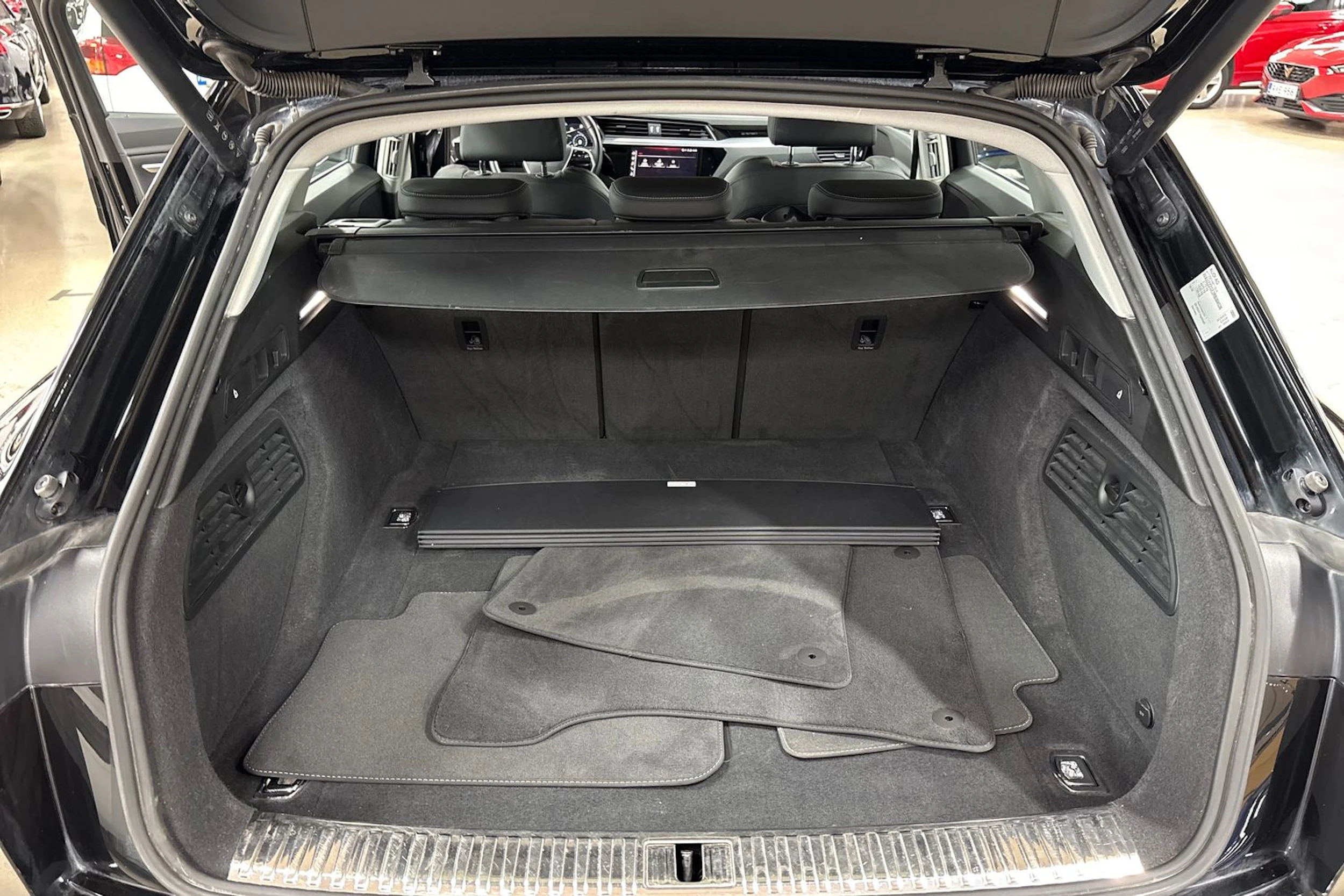 Musta Audi Q8 e-tron 2024 kuva 27.