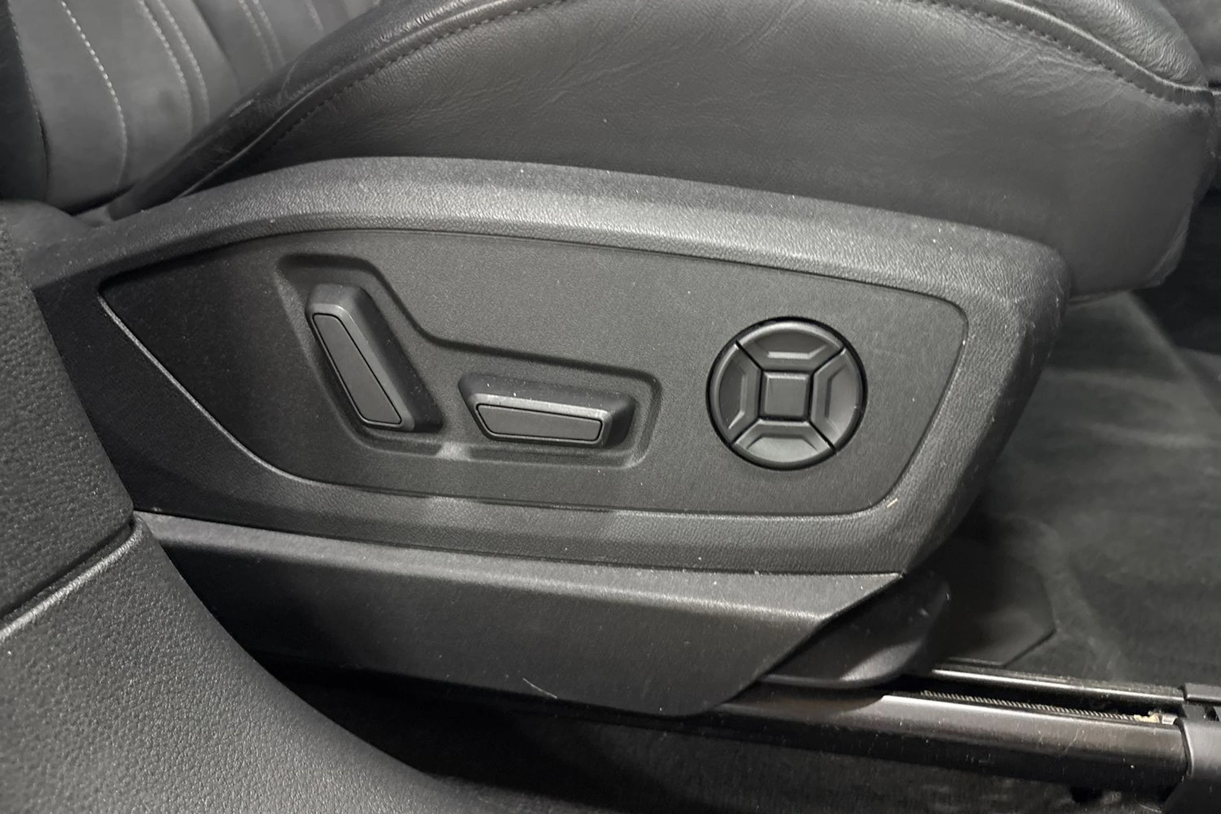 Musta Audi Q8 e-tron 2024 kuva 29.