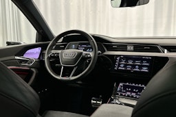 musta Audi Q8 e-tron 2024 kuva 6.