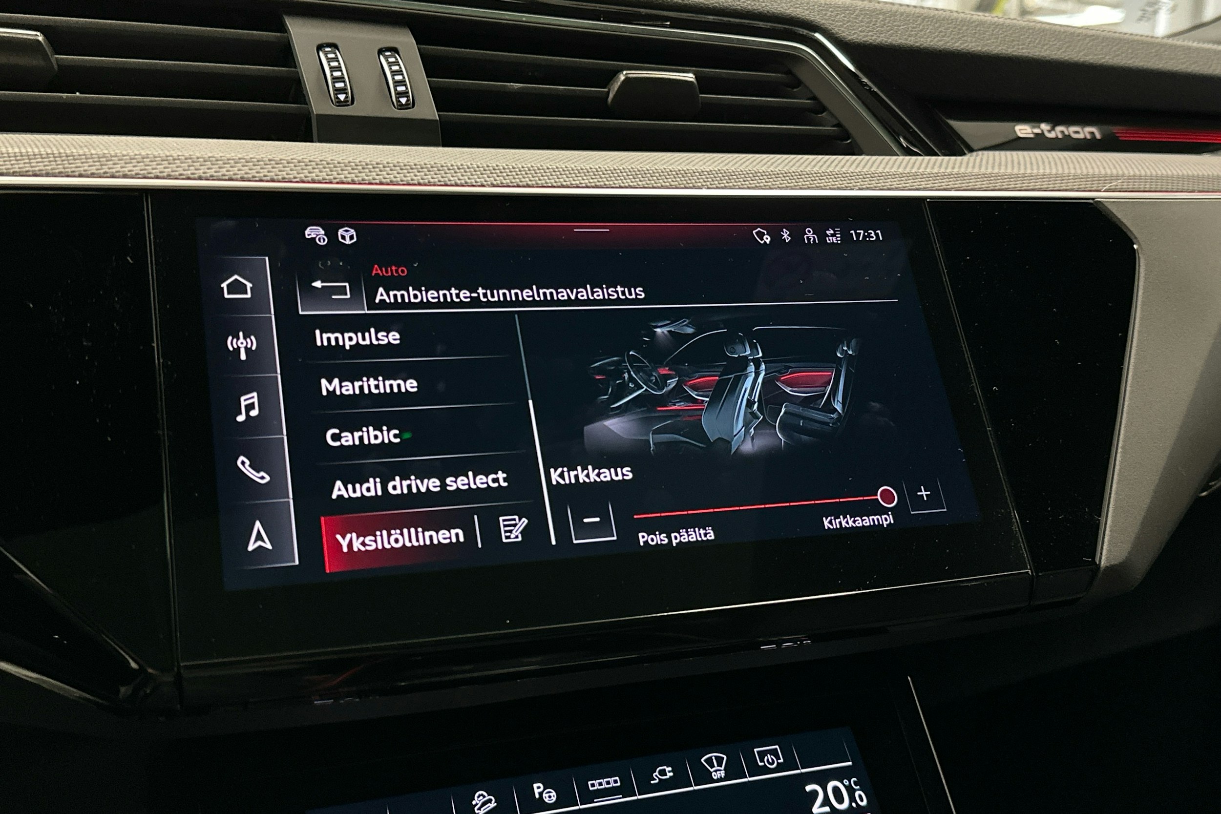 musta Audi Q8 e-tron 2024 kuva 22.