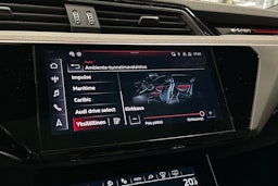 musta Audi Q8 e-tron 2024 kuva 22.