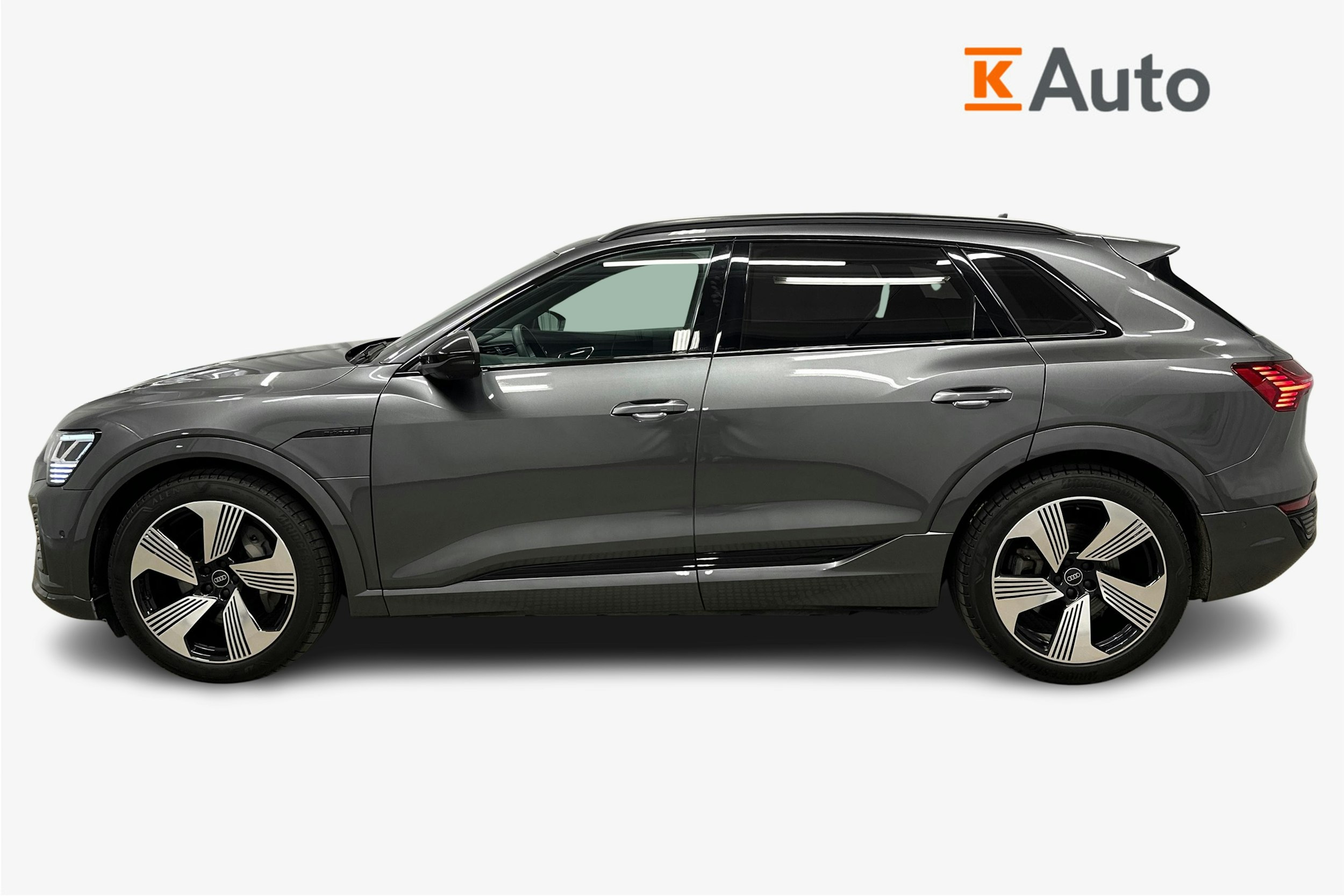 harmaa Audi Q8 e-tron 2024 kuva 6.