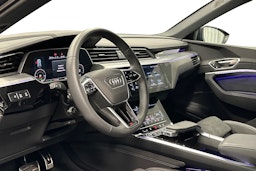 harmaa Audi Q8 e-tron 2024 kuva 7.