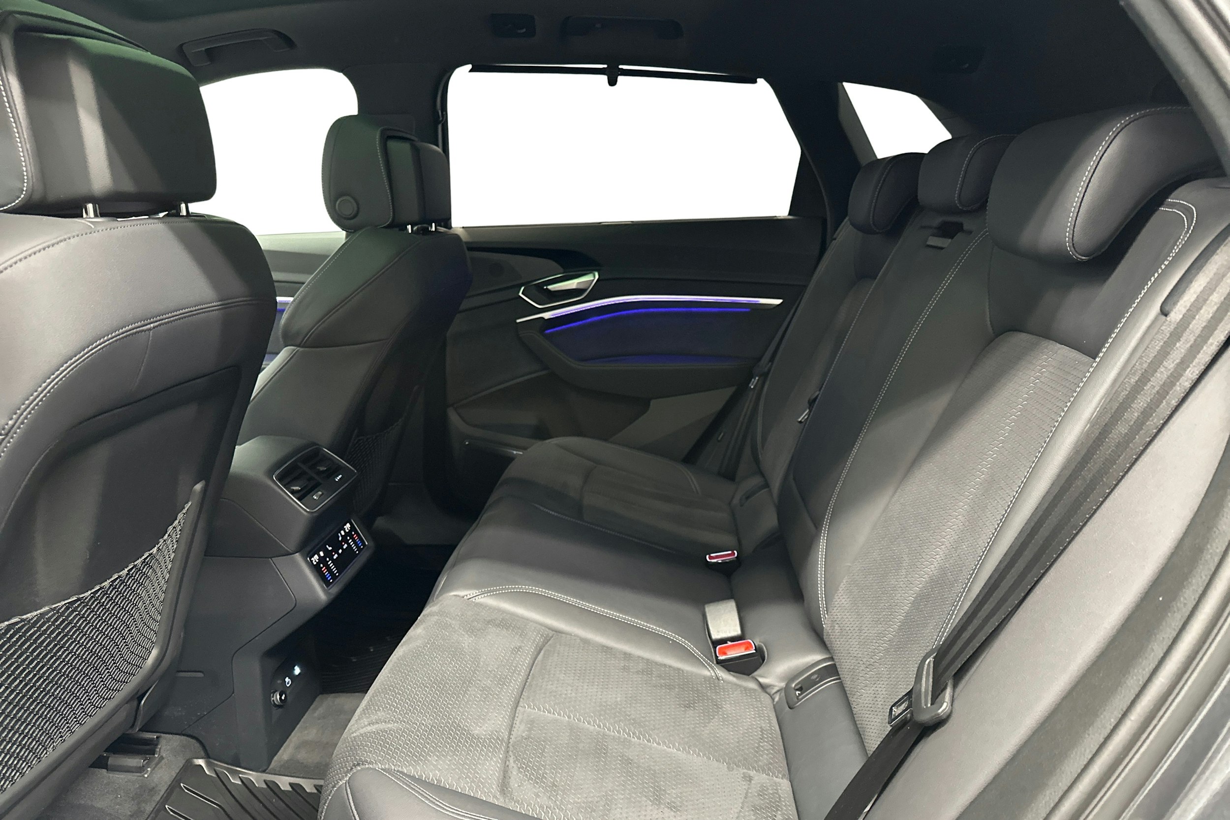 harmaa Audi Q8 e-tron 2024 kuva 10.