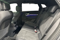 harmaa Audi Q8 e-tron 2024 kuva 10.