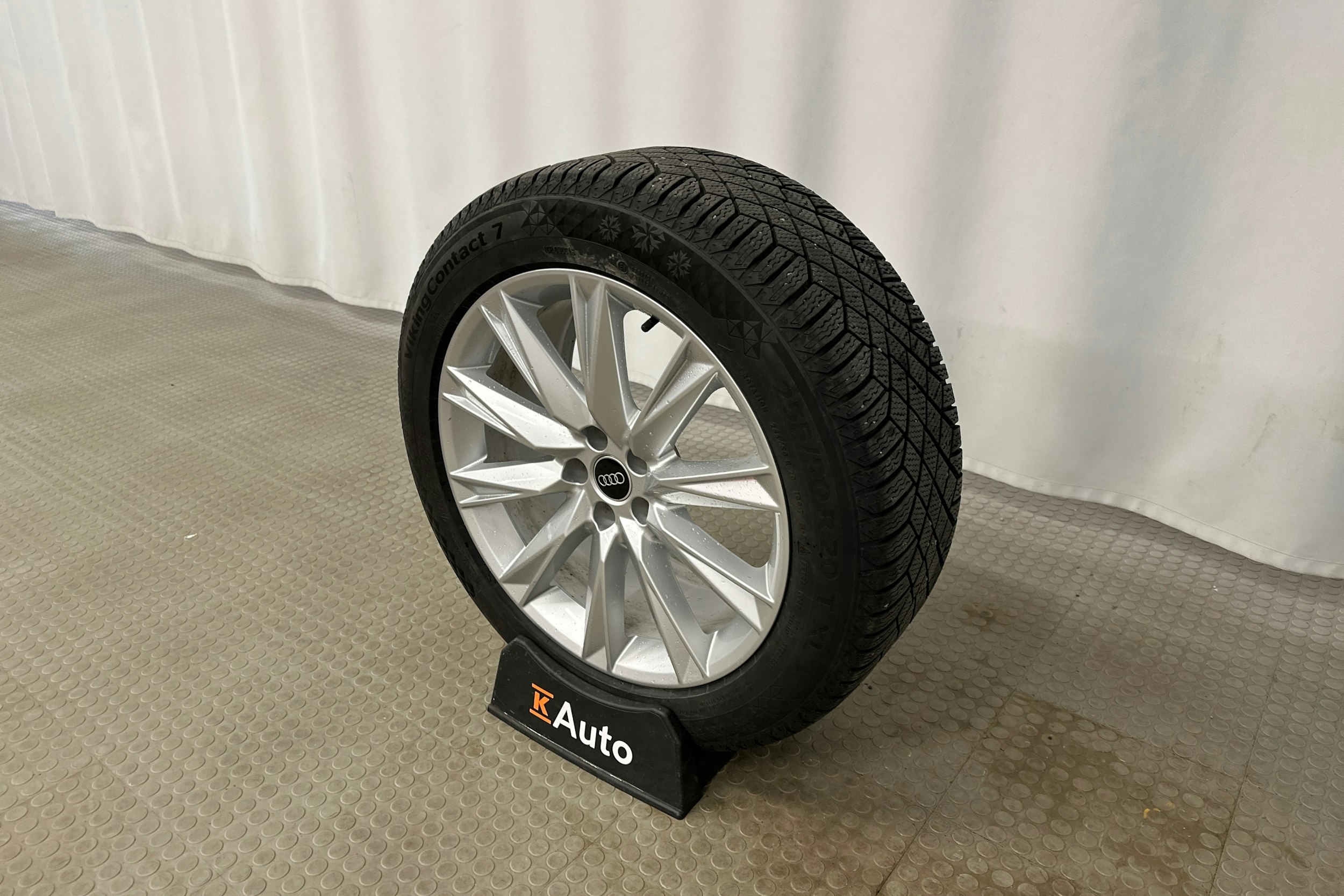 harmaa Audi Q8 e-tron 2024 kuva 13.