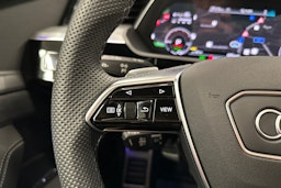 harmaa Audi Q8 e-tron 2024 kuva 15.