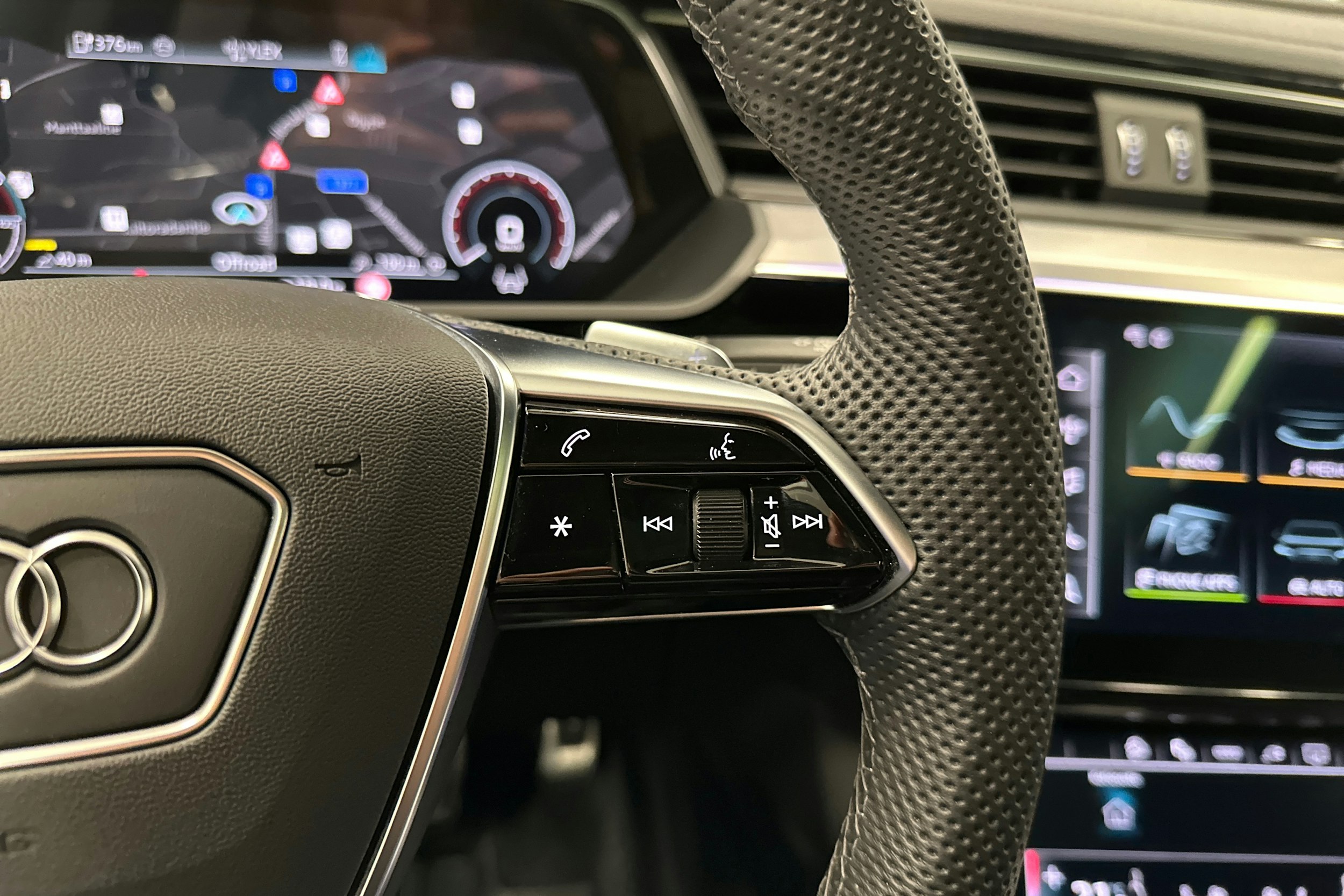 harmaa Audi Q8 e-tron 2024 kuva 16.