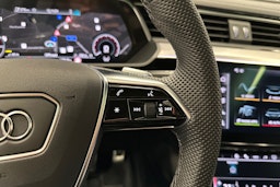 harmaa Audi Q8 e-tron 2024 kuva 16.