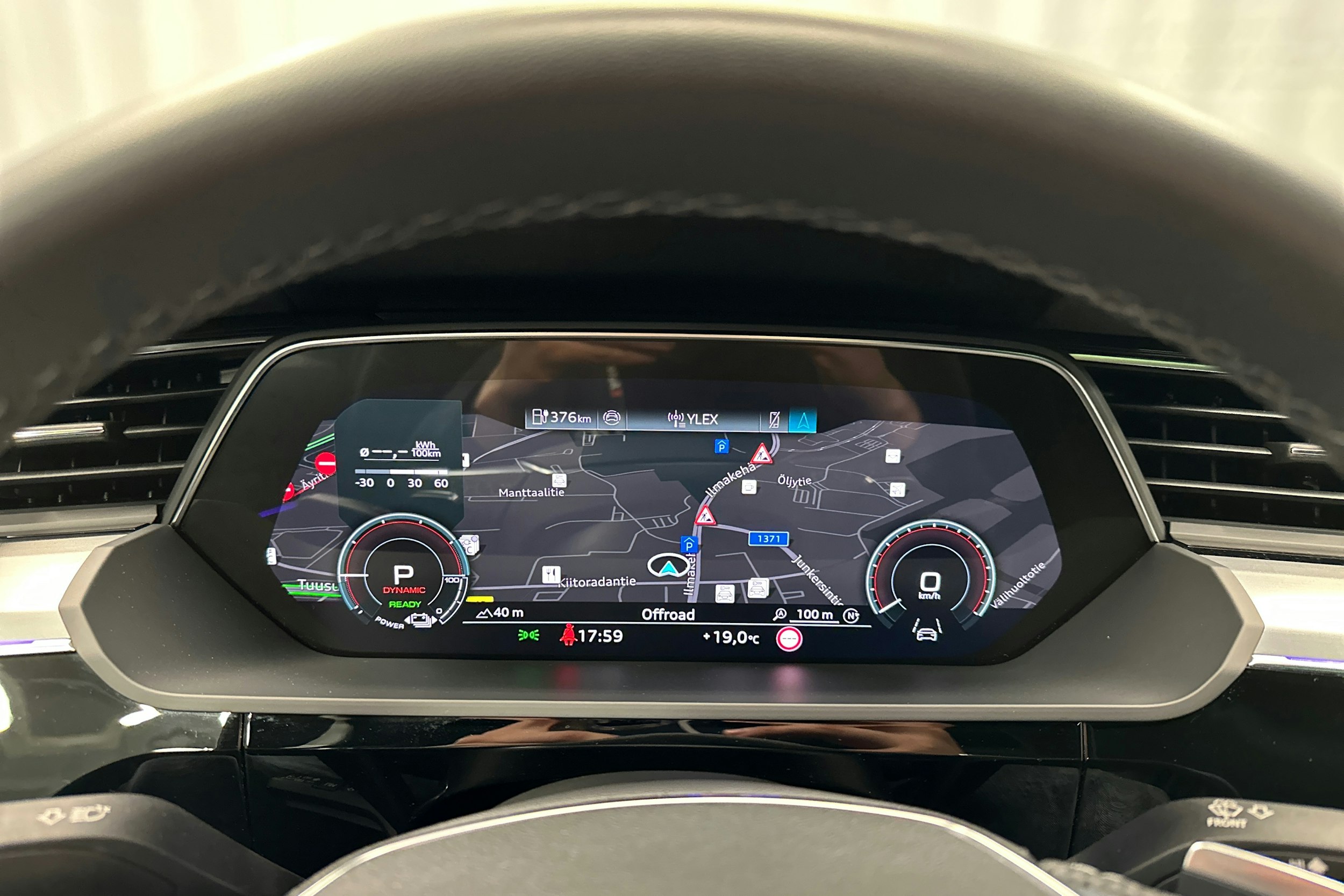 harmaa Audi Q8 e-tron 2024 kuva 17.